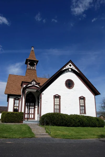 Pionowy Obraz Białego Brązowego Kościoła Country Zbudowany 1897 Located Antelope — Zdjęcie stockowe