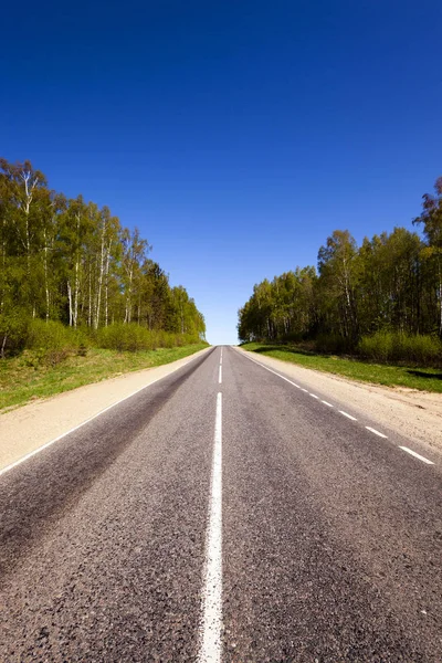 Pequeña Carretera Rural Asfaltada Fotografiada Verano Del Año Belarús —  Fotos de Stock