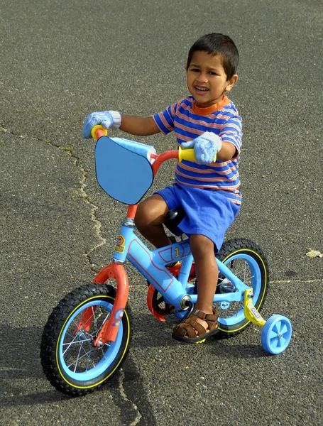 Chico Indio Guapo Disfrutando Bicicleta — Foto de Stock