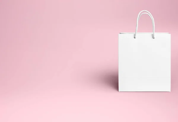 Weiße Papiertüte Zum Einkaufen Auf Rosa Hintergrund — Stockfoto