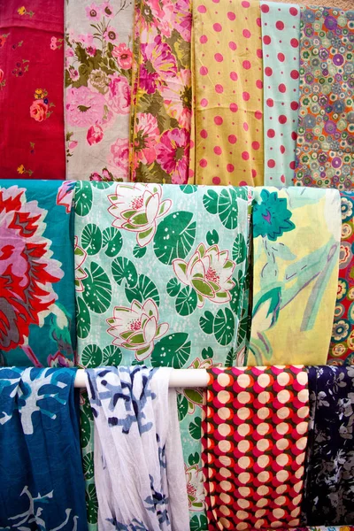 Renkli Tekstil Sunan Geleneksel Provencal Pazar Tezgahı — Stok fotoğraf