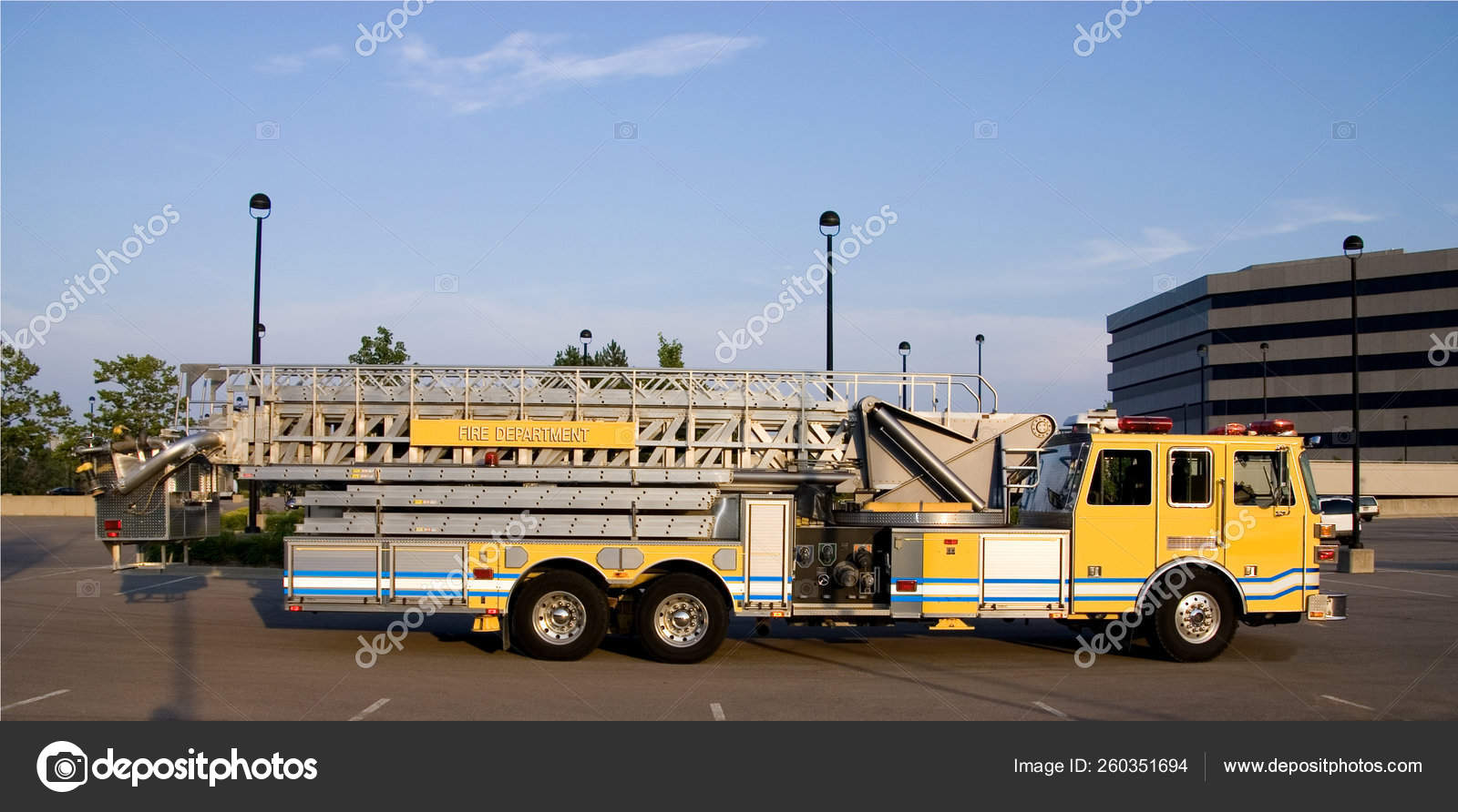 Side View Fire Truck Ladders Bucket Used Reaching Fires High – Stock