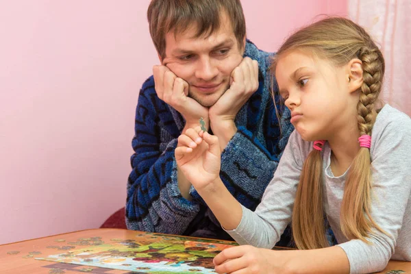 Vater Mit Einem Freundlichen Lächeln Schaut Ihre Tochter Die Ein — Stockfoto