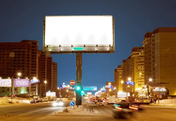 サンクト ピーターブルクの夜通りに大きな白い看板 — ストック写真