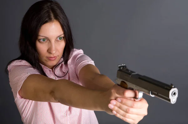 Bella Ragazza Caucasica Con Pistola Puntando Qualcuno Sopra Grigio — Foto Stock