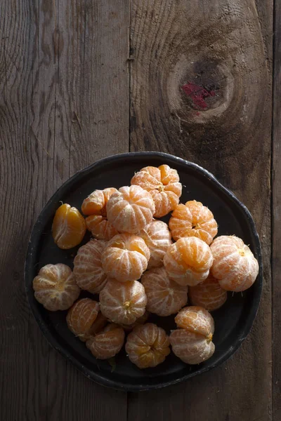 Apresentação Grupo Tangerinas Descascadas Mesa Madeira — Fotografia de Stock