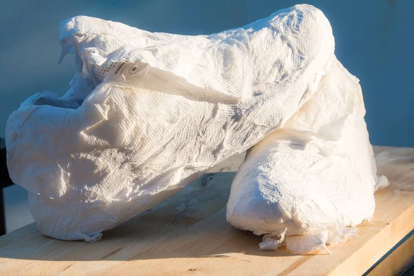 Sneakers Verpakt Papieren Zakdoekje Werd Genomen Drogen Het Wassen — Stockfoto