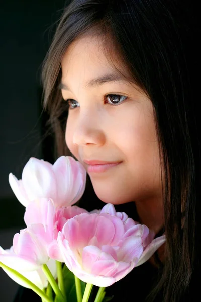 Belle Petite Fille Avec Des Tulipes Roses Par Visage Regardant — Photo