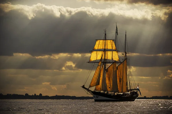 Três Mestre Navegando Elba Perto Hamburgo Luz Noite Rompe Lacunas — Fotografia de Stock