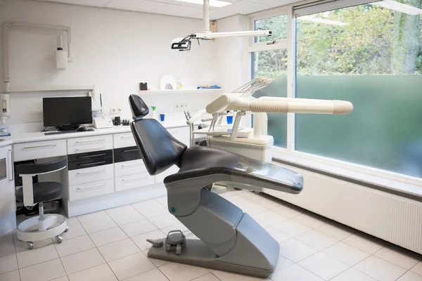 Μια Αίθουσα Συμβούλων Οδοντιατρικό Ιατρείο Καρέκλα Όργανα Και Υπολογιστή — Φωτογραφία Αρχείου