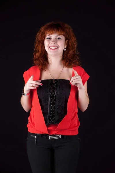 Schöne Frau Mit Roten Haaren Rotem Kleid Auf Schwarz — Stockfoto