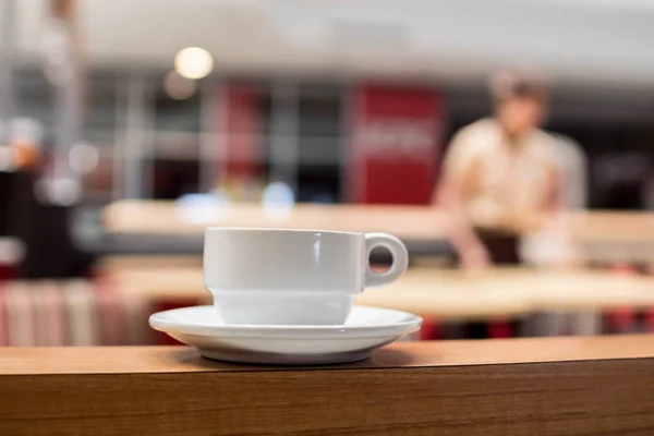 Tazza Caffè Sul Tavolo Vicino — Foto Stock