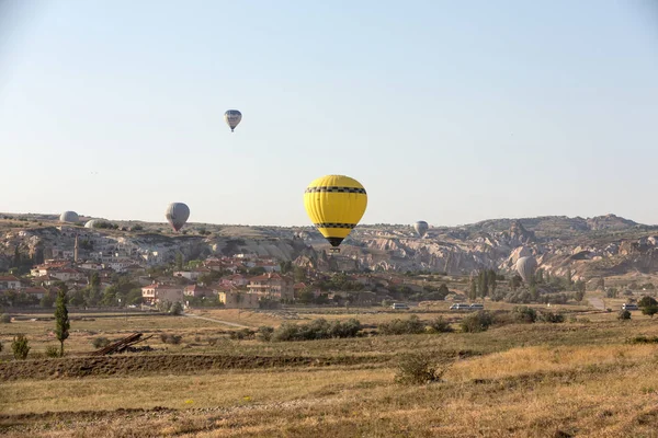 土耳其 卡帕多西亚 卡帕多西亚最大的旅游胜地是日出时与气球一起飞行 — 图库照片