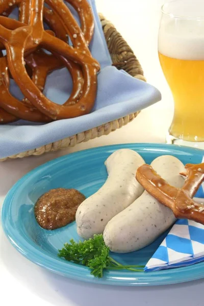 Embutido Ternera Con Mostaza Dulce Pretzels Sobre Fondo Blanco — Foto de Stock