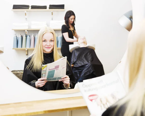 Young Girl Waiting Beauty Spa — Stock Photo, Image