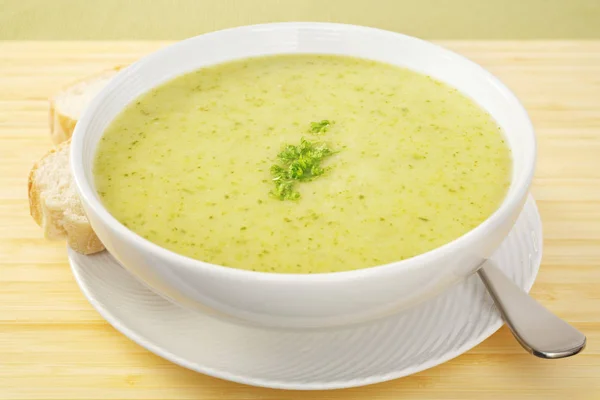 Uma Sopa Verde Bonita Feita Abobrinhas Batata Decorada Com Salsa — Fotografia de Stock