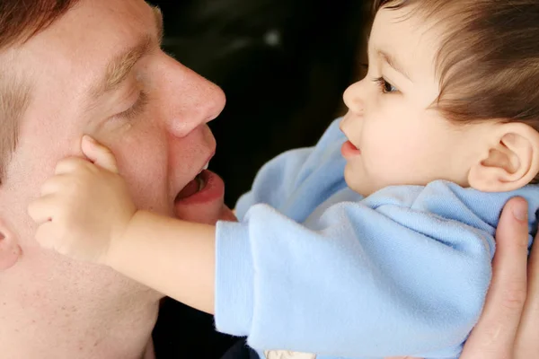 Baby Něžně Dotýká Otce Tváří — Stock fotografie