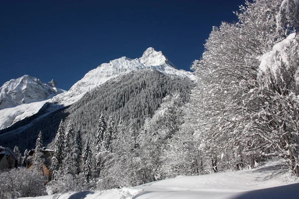 Kış Sezonu Kafkasya Rusya Nın Karlı Dağlarda Kayak Turist Resort — Stok fotoğraf