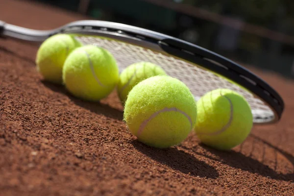テニス ボールと晴れた日に裁判所フィールドのロケット — ストック写真