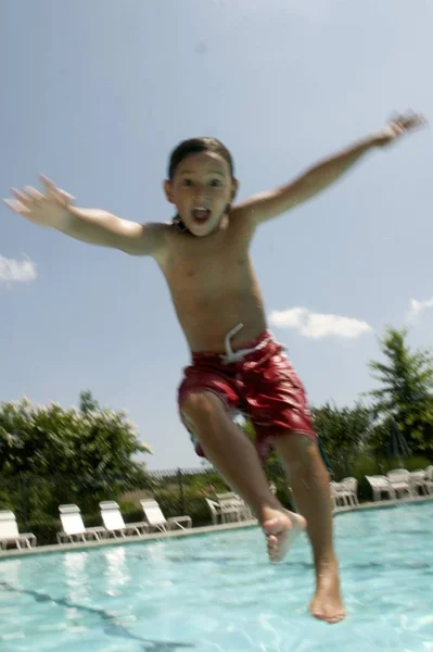 Niño Saltando Piscina — Foto de Stock