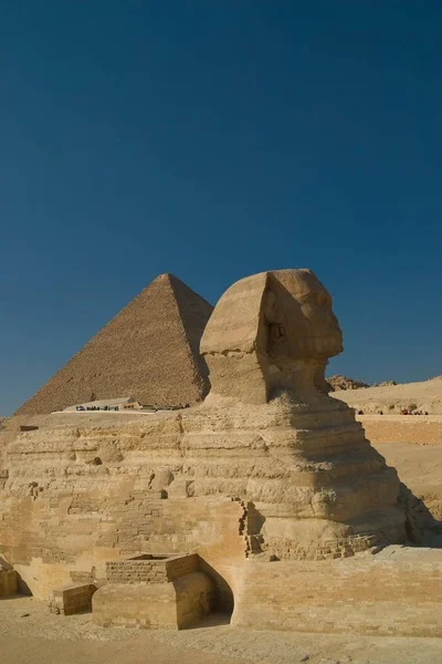 ギザエジプトのスフィンクスとピラミッド — ストック写真