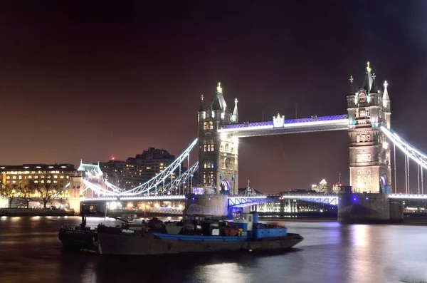 Planda Tekne Ile Gece Tower Bridge — Stok fotoğraf
