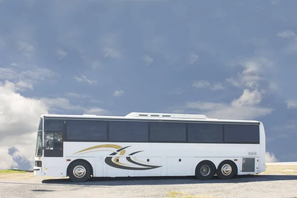Mavi Bulutlu Gökyüzüne Karşı Beyaz Tur Otobüsü — Stok fotoğraf