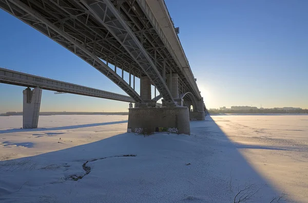 青空に対して川を渡る2つの橋 ロシア — ストック写真