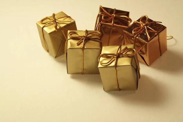 Regalos Caja Cuadrada Color Dorado Sujetados Con Arcos Para Colgar — Foto de Stock