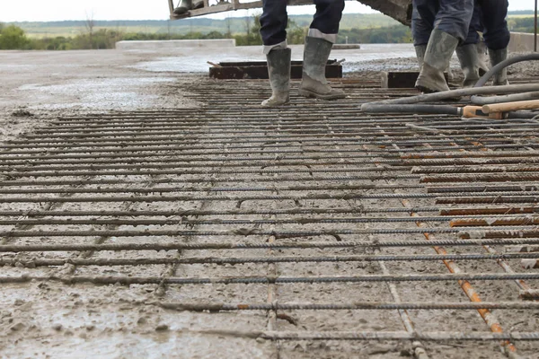 Építkezésen Dolgozók Betonpadlót Öntöttek — Stock Fotó