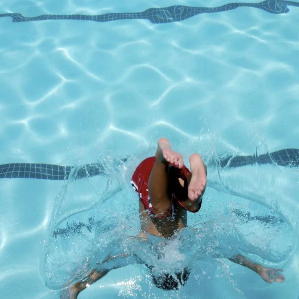 Niño Saltando Piscina — Foto de Stock