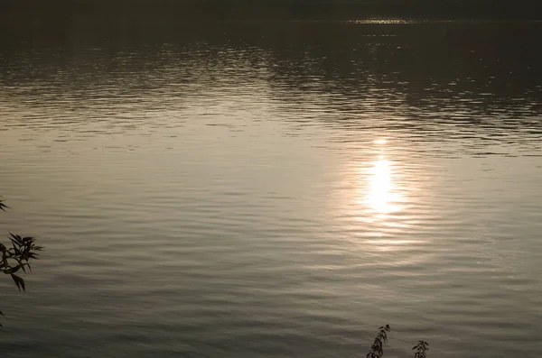 夕暮れ時に湖の上の太陽の反射 — ストック写真
