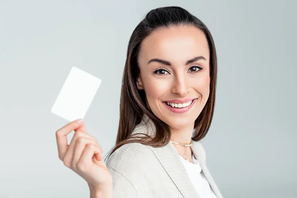 Retrato Mulher Sorridente Segurando Cartão Crédito Mão Olhando Para Câmera — Fotografia de Stock