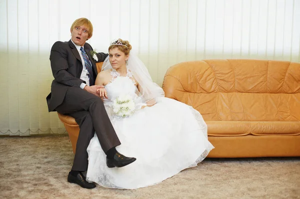 Διασκεδαστικό Γαμπρός Και Νύφη Θέτουν Κάθεται Μια Πολυθρόνα — Φωτογραφία Αρχείου