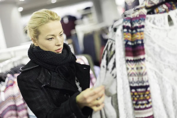 Mujer Comprando Ropa Comprador Mirando Ropa Interior Tienda Hermosa Rubia — Foto de Stock