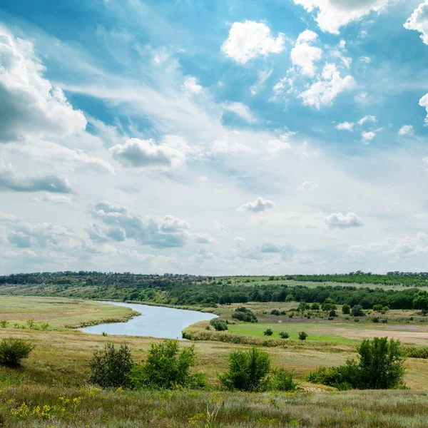 Grönt Landskap Med Flod Och Mulen Himmel — Stockfoto