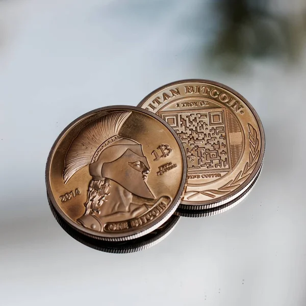 Ψηφιακό Νόμισμα Φυσικό Μεταλλικό Bitcoin Κέρμα Στον Καθρέφτη Εικονικό Χρήμα — Φωτογραφία Αρχείου