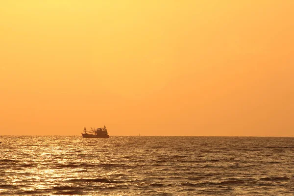 安达曼海上日出时 渔夫船 — 图库照片