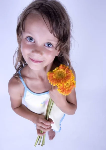 Une Petite Fille Tenant Dans Main Une Belle Fleur — Photo