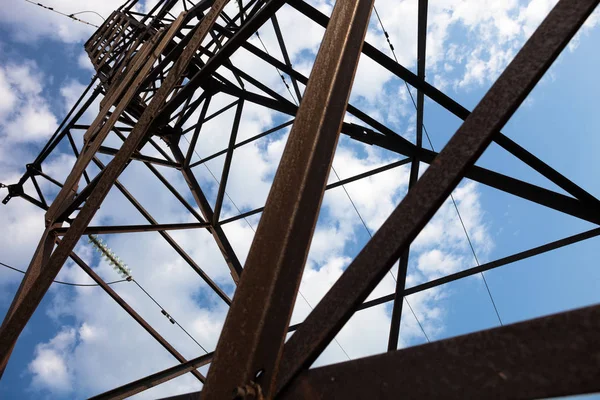 Strommast Vor Wolkenverhangenem Himmel — Stockfoto