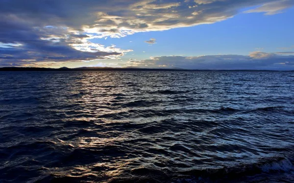 夕方の曇りの天候で湖 南ウラル 距離で Uvildy は見てウラル山脈 — ストック写真