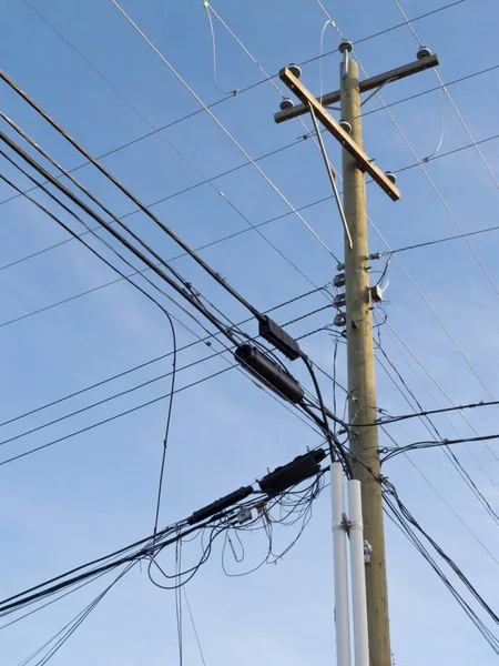 Užitkové Pole Zavěšené Nemáchané Zpřeházené Elektrické Napájecí Kabely Telefonní Linky — Stock fotografie