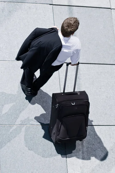 公司男子与滚动行李举行他的夹克 — 图库照片