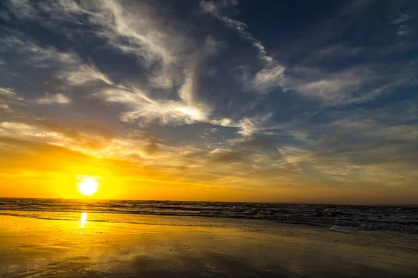 Słońce Wschodzi Plaży Pochmurny Poranek Amelia Island Floryda — Zdjęcie stockowe