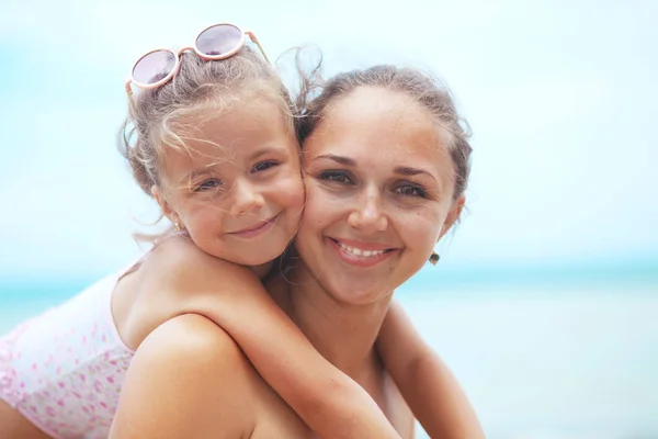 Lycklig Familj Vila Stranden Sommar Mamma Med Hennes Gamla Barn — Stockfoto