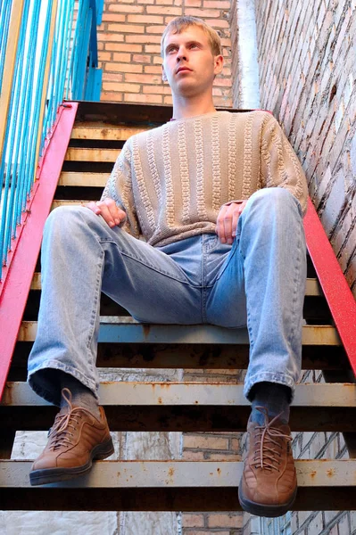 Молодий Стильний Чоловік Блондинкою Сидить Сходах Біля Цегляної Стіни — стокове фото