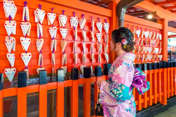 Mujeres Asiáticas Usando Kimono Tradicional Japonés Visitando Hermosa Santuario Inari — Foto de Stock