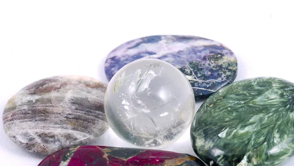 Una Esfera Cristal Estructurado Rodeado Piedras Colores Como Huevo Nido — Foto de Stock
