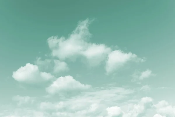 ふわふわの白い雲の天気 自然の美の概念と紺碧の青い空を背景 — ストック写真