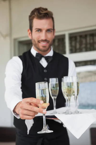 Красивый Официант Предлагает Флейту Шампанского Патио Ресторана — стоковое фото